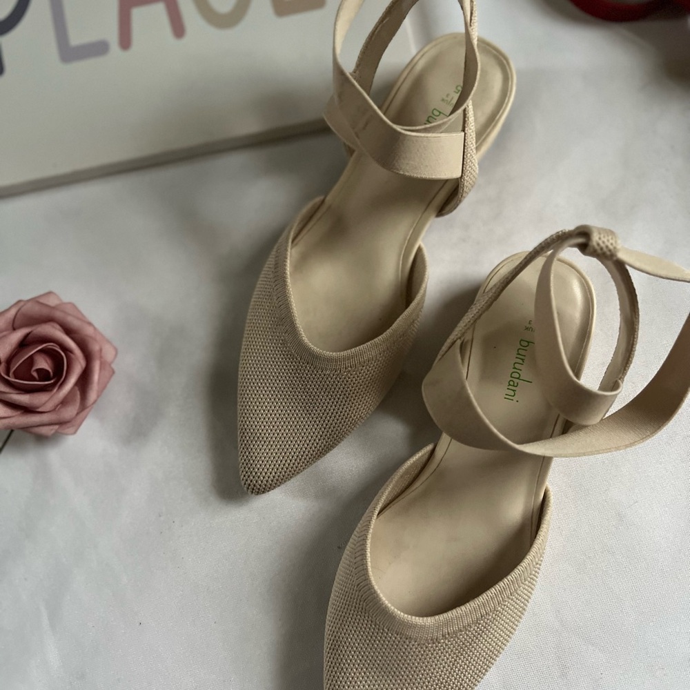 burudani gladiator size 5 Women's Cream Pointed Toe Flats